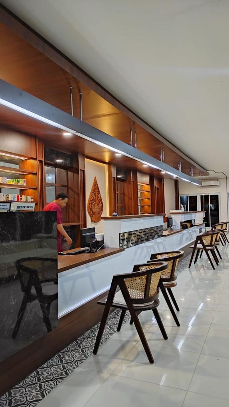 Meja layanan farmasi dengan panel kayu