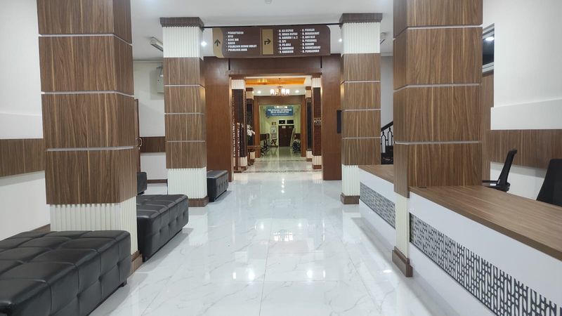 Selasar dengan panel kayu vertikal dan lantai terazo