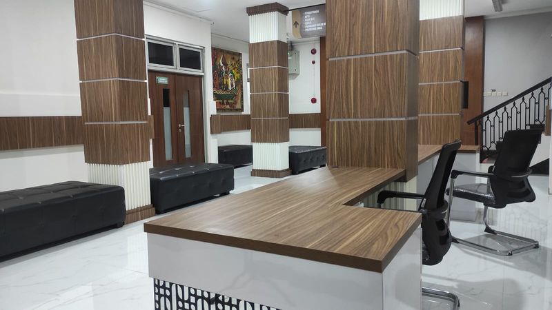 Selasar dan resepsionis setelah renovasi