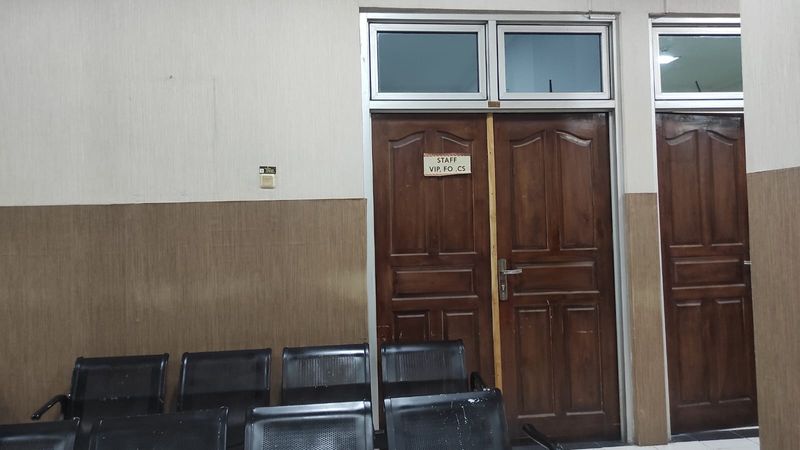 Selasar dan area resepsionis sebelum dikerjakan